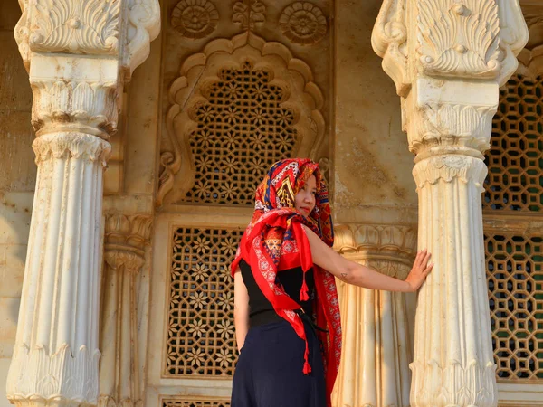 Kvinna Folkdräkt Forntida Tempel Jodhpur India — Stockfoto