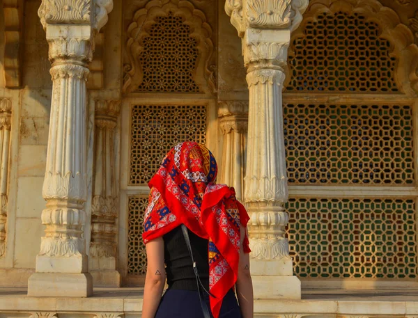 Kvinna Folkdräkt Forntida Tempel Jodhpur India — Stockfoto