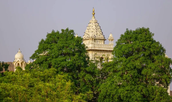 Oude Tempel Met Veel Bomen Zonnige Dag Jodhpur India — Stockfoto