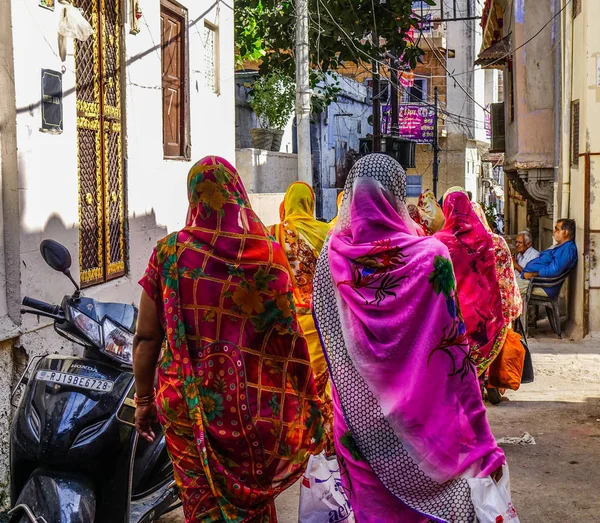 プシュカル インド 2017 プシュカル インドの路上を歩く女性 プシュカルはヒンズー教徒やシーク教徒 ラジャスタン州に位置するため巡礼サイトです — ストック写真