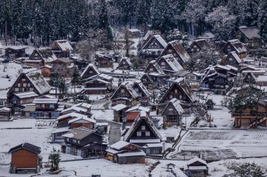 Tarihi köy Shirakawago Gifu, Japonya Hava view kış adlı. Shirakawago Japonya Unesco Dünya Mirasları biridir.