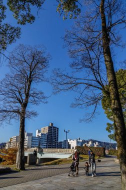 Hiroşima, Japonya - 3 Aralık 2016. Kişi Hiroşima, Japonya atom bombası Dome (Genbaku) yakınındaki Barış Parkı ziyaret.