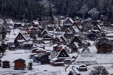 Tarihi köy Shirakawago Gifu, Japonya Hava view kış adlı. Shirakawago Japonya Unesco Dünya Mirasları biridir.