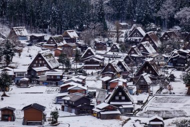 Tarihi köy Shirakawago Gifu, Japonya Hava view kış adlı. Shirakawago Japonya Unesco Dünya Mirasları biridir.