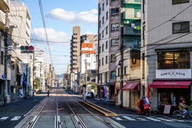 Hiroşima, Japonya - 28 Aralık 2015. Hiroşima, Japonya'nın Sokağı. Hiroşima bir nükleer silah tarafından 6 Ağustos 1945'te hedeflenen ilk şehriydi.