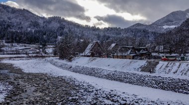Tarihi köy, Shirakawago kış, Gifu, Japonya. Shirakawago Japonya Unesco Dünya Mirasları biridir.