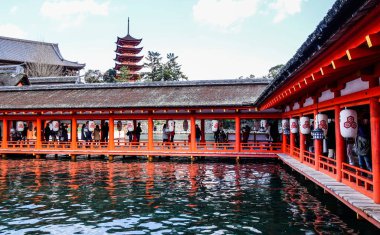 Hiroşima, Japonya - 28 Aralık 2015. Itsukushima tapınak Hiroşima, Japonya Miyajima adada görünümünü. Tapınak 1996 yılında bir dünya mirası alanı tescil edilmiştir.