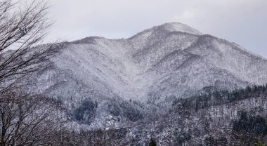 Shirakawago Köyü, Japonya kış sahne. Shirakawago merkezi Japonya'nın en popüler gezi yerlerinden biridir.