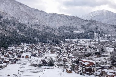 Tarihi köy Shirakawago Gifu, Japonya Hava view kış adlı. Shirakawago Japonya Unesco Dünya Mirasları biridir.