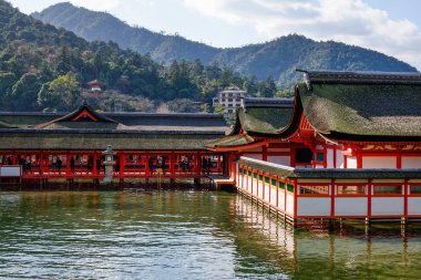 Hiroşima, Japonya - 28 Aralık 2015. Itsukushima tapınak Hiroşima, Japonya Miyajima adada görünümünü. Tapınak 1996 yılında bir dünya mirası alanı tescil edilmiştir.