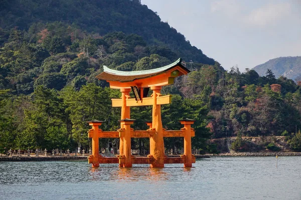 日本广岛严岛神社的浮门 大鸟居 这座寺庙是联合国教科文组织的世界遗产 — 图库照片