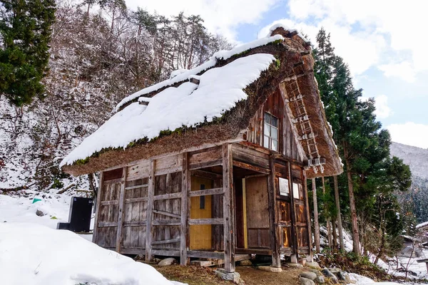 岐阜県で冬の白川郷村の古代の家 日本ユネスコ世界遺産である白川郷 — ストック写真