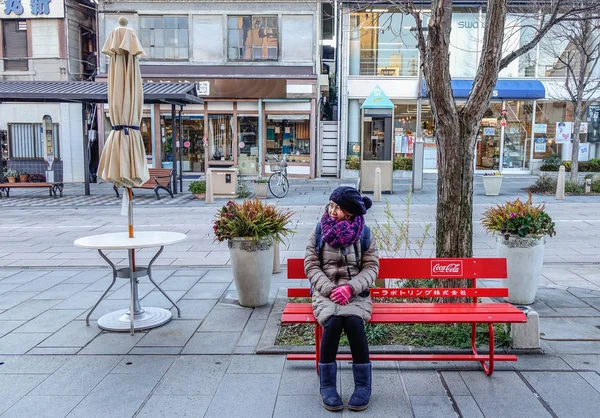 Nagano Japón Diciembre 2015 Mujer Asiática Joven Sentada Aire Libre — Foto de Stock