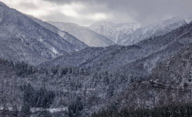 Shirakawago Köyü, Japonya kış sahne. Shirakawago merkezi Japonya'nın en popüler gezi yerlerinden biridir.