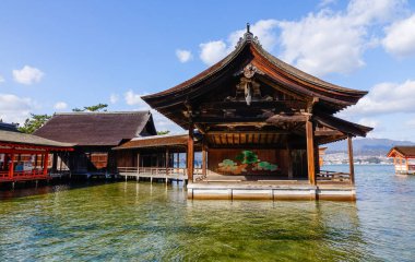 Hiroşima, Japonya - 28 Aralık 2015. Itsukushima tapınak Hiroşima, Japonya Miyajima adada görünümünü. Tapınak 1996 yılında bir dünya mirası alanı tescil edilmiştir.