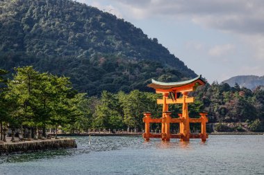 Itsukuşima tapınak Hiroşima, Japonya'nın deniz üzerinde kayan Kapısı (dev Torii) görünümü. Unesco Dünya Mirası tapınaktır.
