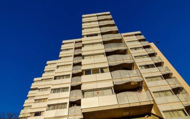 Nagano, Japonya - 30 Aralık 2015. Modern bina Nagano, Japonya. Zenkoji, Japonya en popüler tapınaklardan çevresinde bir tapınak kenti olarak Nagano gelişti.