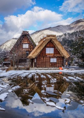 Gifu, Japonya - 29 Aralık 2015. Tarihi köy, Shirakawago kış, Gifu, Japonya. Shirakawago Japonya Unesco Dünya Mirasları biridir.