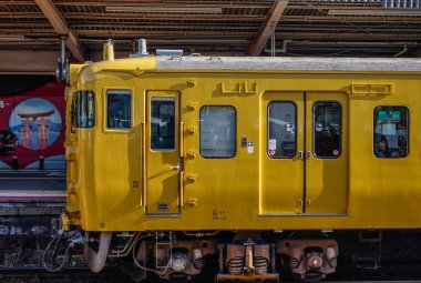 Hiroşima, Japonya - 3 Aralık 2016. Tren Tren İstasyonu: Hiroshima, Japan durdurma. Trenler ziyaretçiler Japonya seyahat çok uygun bir yoldur.