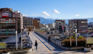 Nagano, Japonya - 30 Aralık 2015. Nagano, Japonya'nın Sokağı. Zenkoji, Japonya en popüler tapınaklardan çevresinde bir tapınak kenti olarak Nagano gelişti.