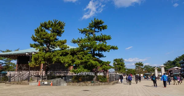 2015 広島県宮島厳島神社付近の旧市街を歩く人々 — ストック写真