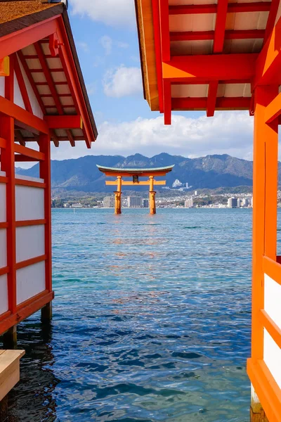 日本广岛严岛神社的浮门 大鸟居 这座寺庙是联合国教科文组织的世界遗产 — 图库照片
