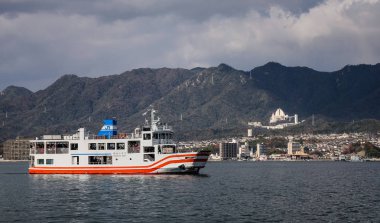 Hiroşima, Japonya - 28 Aralık 2015. Miyajima Adası'na turist taşıyan feribot. Island of Gods, kayan tapınak ve Otorii bilinen.