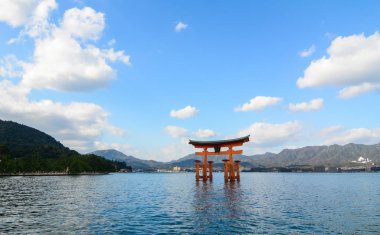 Itsukuşima tapınak Hiroşima, Japonya'nın deniz üzerinde kayan Kapısı (dev Torii) görünümü. Unesco Dünya Mirası tapınaktır.