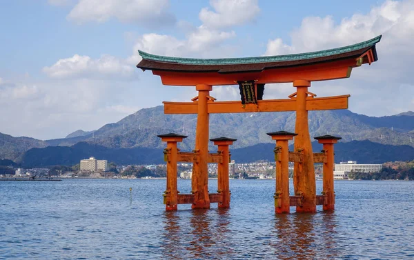 日本广岛严岛神社的浮门 大鸟居 这座寺庙是联合国教科文组织的世界遗产 — 图库照片