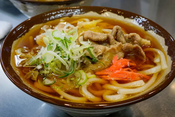 東京都の格安レストランで簡単な昼食のラーメンと味噌汁 — ストック写真