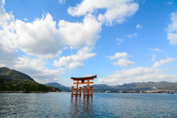 Vista Portão Flutuante Torii Gigante Santuário Itsukushima Mar Hiroshima Japão — Fotografia de Stock