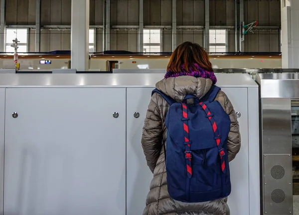 Joven Mujer Asiática Mochilero Viajero Caminando Solo Plataforma Estación Tren — Foto de Stock