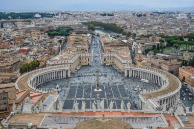 Panorama görünüm Saint Peter Meydanı (Piazza San Pietro) ve Roma şehir, St. Peter Bazilikası kubbe bakan.