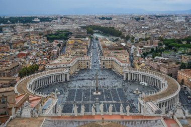 Panorama görünüm Saint Peter Meydanı (Piazza San Pietro) ve Roma şehir, St. Peter Bazilikası kubbe bakan.
