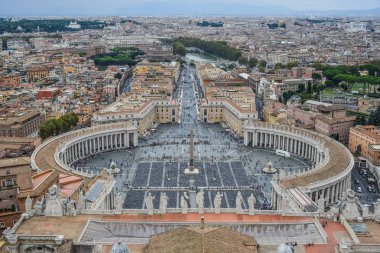 Panorama görünüm Saint Peter Meydanı (Piazza San Pietro) ve Roma şehir, St. Peter Bazilikası kubbe bakan.