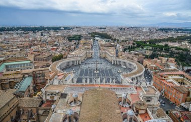 Panorama görünüm Saint Peter Meydanı (Piazza San Pietro) ve Roma şehir, St. Peter Bazilikası kubbe bakan.