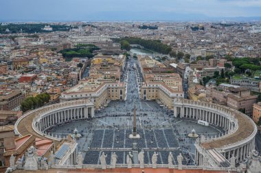 Panorama görünüm Saint Peter Meydanı (Piazza San Pietro) ve Roma şehir, St. Peter Bazilikası kubbe bakan.