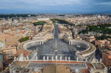 Panorama görünüm Saint Peter Meydanı (Piazza San Pietro) ve Roma şehir, St. Peter Bazilikası kubbe bakan.