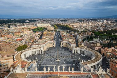 Panorama görünüm Saint Peter Meydanı (Piazza San Pietro) ve Roma şehir, St. Peter Bazilikası kubbe bakan.