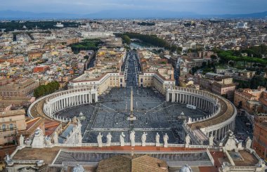 Panorama görünüm Saint Peter Meydanı (Piazza San Pietro) ve Roma şehir, St. Peter Bazilikası kubbe bakan.
