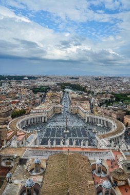 Panorama görünüm Saint Peter Meydanı (Piazza San Pietro) ve Roma şehir, St. Peter Bazilikası kubbe bakan.