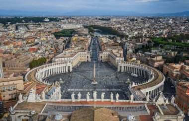 Panorama görünüm Saint Peter Meydanı (Piazza San Pietro) ve Roma şehir, St. Peter Bazilikası kubbe bakan.
