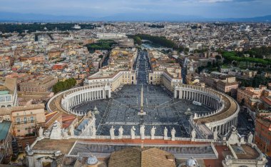 Panorama görünüm Saint Peter Meydanı (Piazza San Pietro) ve Roma şehir, St. Peter Bazilikası kubbe bakan.