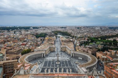 Panorama görünüm Saint Peter Meydanı (Piazza San Pietro) ve Roma şehir, St. Peter Bazilikası kubbe bakan.