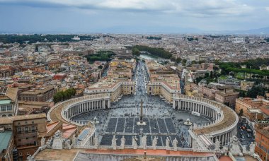 Panorama görünüm Saint Peter Meydanı (Piazza San Pietro) ve Roma şehir, St. Peter Bazilikası kubbe bakan.