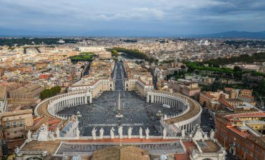 Panorama görünüm Saint Peter Meydanı (Piazza San Pietro) ve Roma şehir, St. Peter Bazilikası kubbe bakan.