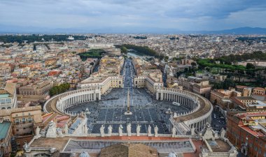 Panorama görünüm Saint Peter Meydanı (Piazza San Pietro) ve Roma şehir, St. Peter Bazilikası kubbe bakan.
