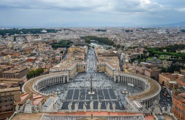 Panorama görünüm Saint Peter Meydanı (Piazza San Pietro) ve Roma şehir, St. Peter Bazilikası kubbe bakan.
