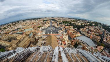 Panorama görünüm Saint Peter Meydanı (Piazza San Pietro) ve Roma şehir, St. Peter Bazilikası kubbe bakan.