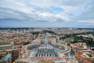 Panorama görünüm Saint Peter Meydanı (Piazza San Pietro) ve Roma şehir, St. Peter Bazilikası kubbe bakan.